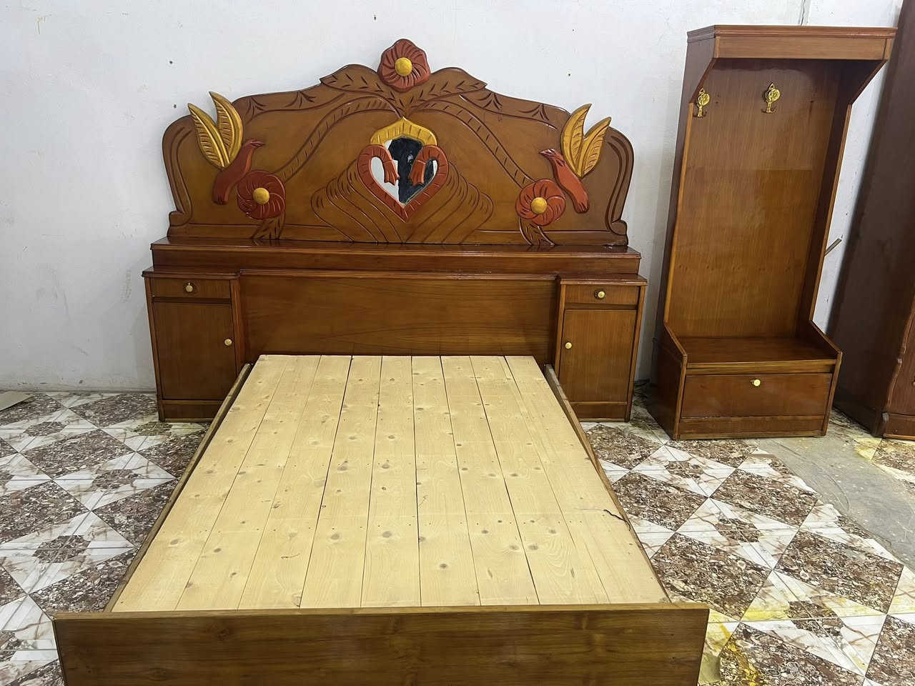 غرفه عراقيه للبيع المكان سوك المفرك تواصل وتساب***********
