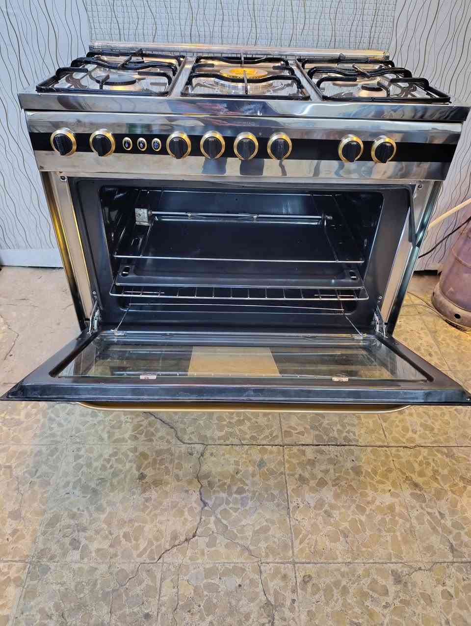 سلام عليكم طباخ فريش الباب الاول الاصلي الوزن ثقيل طباخ اخو الجديد نضافه 99بل ميه افران منفصله يشتغل فوك وجوه بنفس الوقت او طفين واحد وشغلين واحد حسب الرغبه نضام بوري نضام سيفتي حمايل للطفال العنوان بغداد الامين شارع صيدليه النضاميه قرب افران السلام ***********
