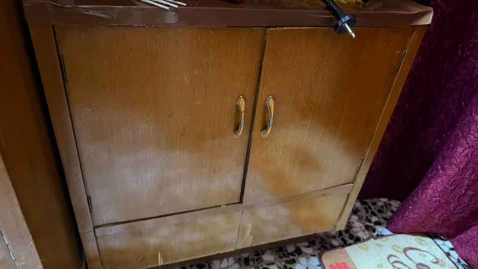 السلام عليكم 
اخشاب عراقية صاج  نظيفة جدا فقط بحاجة الى صبغ فقط 

متكونة من 
كنتور 5 باب
زاويا
ميز مزدوج 1
ميز منفصل 2
جرباية مع الدوشك هدية
العنوان بغداد الاعظمية
السعر 225 وبيها مجال اخوتي
***********

