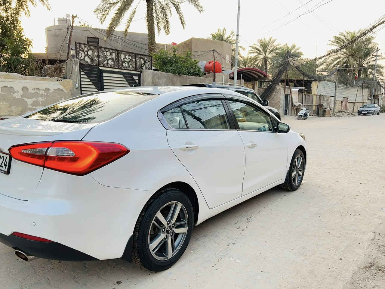 سلام عليكم سيراتو مديل 2013 خليجي شكل 14 مكفوله كفاله عامه سياره جديده وضع شركه كير مكينه حداديه تبريد سياره جاهز ماشيه 125 شرط سبير مانزل رقم  وسنويه جدد موصفات لد امامي خلفي حساس امامي خلفي كأمره مري شفط يدات نيكل حاكيه وباقي موصفات السعر   118   ***********
