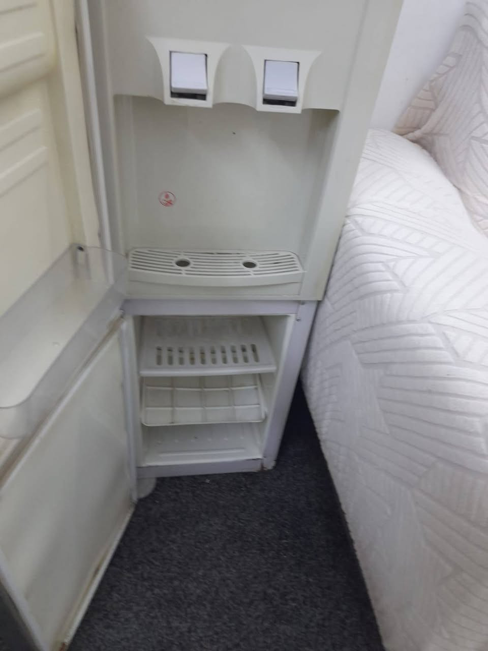 السلام عليكم براد ماء شغال بارد حار + ثلاجه 70 وبيه مجال توصيل مجاني داخل سامراء  ***********
