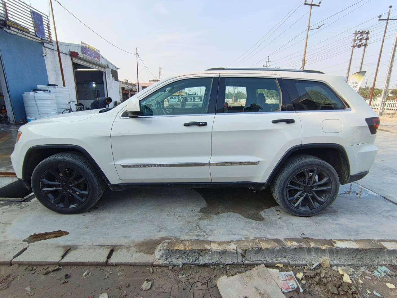 جيب گراند شيروكي (لاريدو) 2012 سته سلندر
ويلات اصلية مع تخم اطار حجم20
شاشة وكامره 
حساسات
السونار مرفق مع الصور 
حداده عامه مع تخم دبل جديد 100٪
السيارة ما تصرف عليها ربع جاهزه 
سعر البيع 140 بيها مجال بسيط 
*********** ملاحظه مكلف بلنشر
