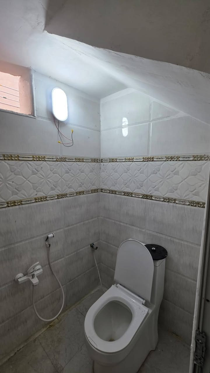 واسعد الله اوقاتكم بكل خير احبتي
***********
يتوفر دار سكن للبيع 

المساحه لكليه 100 متر مربع  ركن علاه شارعين كل شارع 10 متر 

نوع العقار طابو زراعي عراقي 

سند ٢٥ ول مالك عراقي تتكاتب ويا ابوالطابو مباشرتا

يتكون من غرف نوم عدد 2
استقبال 
صاله
مطبخ 
 مجمع صحيات داخليه وخارجيه 

البيت كامل من جميع الملحقاته 

بناء جديد 2025

فارق جاهزة للسكن تستلم بيتك عند المكتبة مباشر 

العنوان البصرة قضاء ابي الخصيب 

ابو كوصره غرب مدرسه الفتكار 

تبعد مسافة عن شارع ابو كوصره 100 متر 

منطقة روعه جميع الخدمات ماي كهرباء شارع 10 متر 

السعر  65وبي مجال

للاستفسار لاتصال ***********
