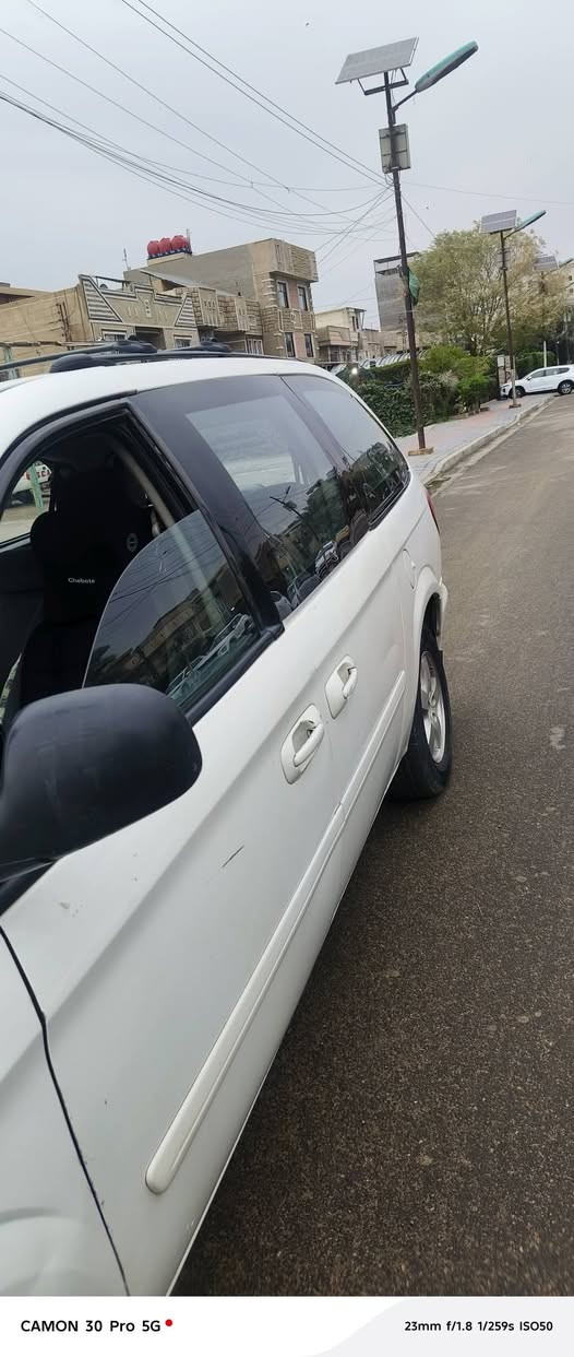 سلام عليكم من رخصة الادمن المحترم دوج كرافان موديل 2006 بيضه لونه سياحيه السياره كله كهرباء الكراسي بلع والبيبان كهرباء والجنطه هم محرك 3800 نشط سياره أي نقص مابيه  إنشاله السياره بسمي رقم بغداد الجديد تحويل ثاني يوم مباشر السعر 85 وبي مجال بسيط وهاذه رقمي *********** مكاني بغداد طوبجي
