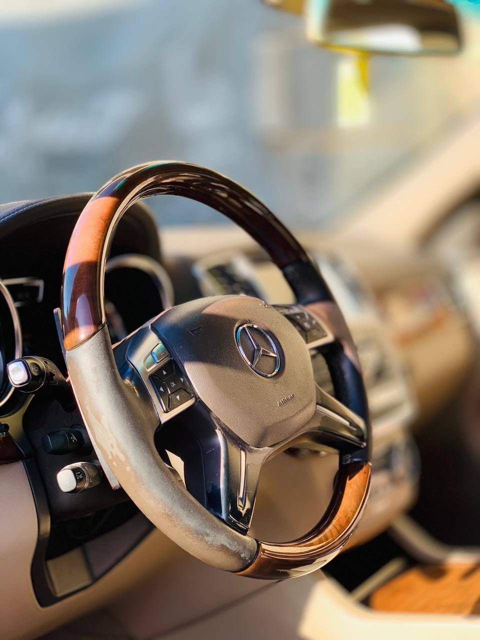 سلام عليكم من رخصة الادمن مارسيدس GLموديل2013 معروفه مواصفات ابواب شفط أربع ابواب بصمه جوبلسات تصعدكامرات 360درجه حساسات بكل الجوانب تدفئه تبريد كشنات امامي خلفي مواصفات بعد بيها هواي مواصفات وارد أمريكي داخله كلين السياره بدون صبغ بس انطخت عندي بالباب الخلفي موجودةبلصورللاتصال ***********موجودواتساب وماسنجر
