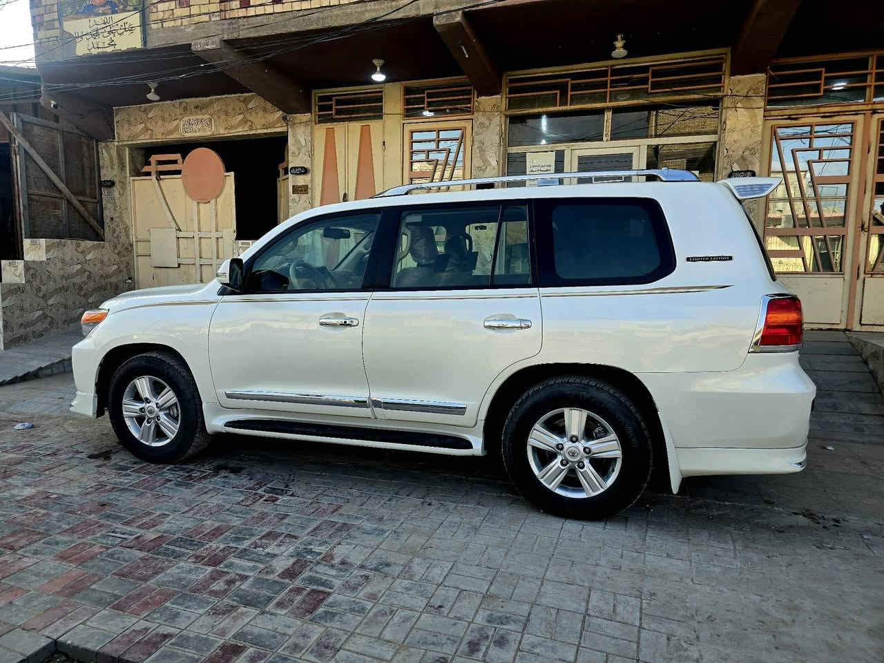 يالله السلام عليكم لاندكروز 2015  باب اول فول 1/1   V6 رقم بغداد الجديد باسمي هزه وفحص وسنويه كله جديد كير ومحرك ومكينه كله مكفول ممفتوحات تخم تاير جديد 

الموصفات 
فتحه سقف 
محرك V6
1-كامره 
2-شاشه 
3-طفايه 
4-اضويه زرق 
5- حساس دمعة  
6 -اضويه بيبان 
7-كشنات جلد +كهرباء + ثلاث حركات 
8-ماشيه 175 الف حقيقي 
9-لايت زينون 
10-تحكمات ستيرن 
11-مري كهرباء+ شفط +قلاب عند الرجوع +اشاير بل مري 
12-حساسات امامي خلفي 
13- يدات نيكل وباغة 
14-زراك لايت 
معروفه موصفات سياره احلى من صور بعده كله عل بلاد عل شركة لامحدث بيه شي ولاملعوب بيه مكان كربلاء السعر(450) ***********
