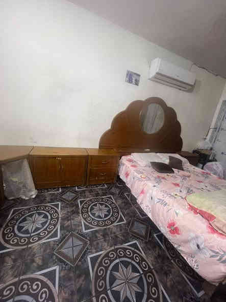 السلام عليكم 
غرفه اخشاب بس يرادلهه صبغ وشويه تعديلات مثل مموضح بالصور 
الزعفرانيه الاربع شوارع 
السعر ٦٥٠
الاتصال على الرقم الموجود ***********
