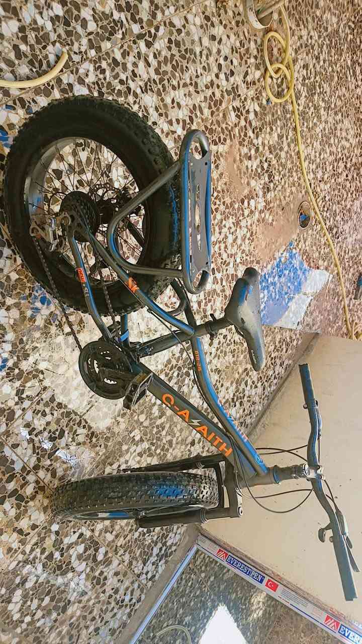 � للبيع دراجة فات بايم Fat Bike بإطارات عريضة، والموديل هو GTR-215 من ماركة C-A AITH.

دراجه قياس ٢٠ إنج، تايرات عريضة جداً (Fat Tire) مناسبة للطرق الوعرة والرملية والشوارع، بحالة جيدة جداً.

✅ 21 سرعة
✅ فرامل دسك أمامية وخلفية
✅ مساعد أمامي
✅ تايرات عريضة وثابتة

💰 السعر: 180.000دينار عراقي
علمآ الجديد ٣٥٠ الف
للاستفسار أو المعاينة راسلني على الخاص.
والله يبارك للمشتري. 🚴‍♂
وات ساب ***********
           ***********
@إشارة

