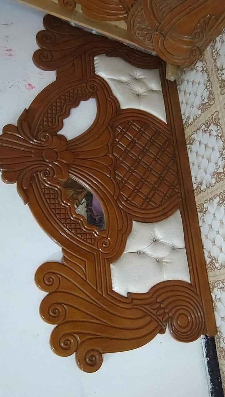 السلام عليكم غرفة اخشاب كما موضح بالصور اضرار بصيطة قفلها ٥٠٠ شغل ثقيل درجة اولا الاتصال على الرقم ‏‪***********‬‏
