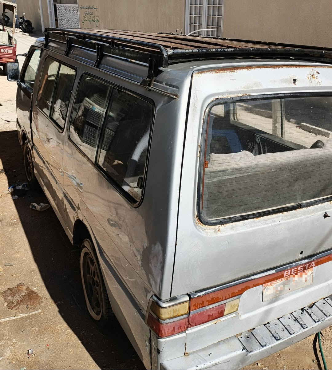 السلام عليكم 
سيارة للبيع في كربلاء 

باص Kia Besta موديل 1993
سيارة نضيفة 
بيها وصل خط ساري ( حي العامل ) مصفره هيئه 
مكينة ممتازة ما تصرف دهن
شاصي مرتب
حامل سقف + حمايات أمامية
أوراق كاملة   / خط صدامي احمر ( مداور وكالة ) 
السعر   (30 ورقة ) وبيها مجال 
واتساب أو اتصال   0784 746 0360
