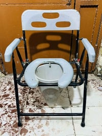 الى من يهمة الأمر هذا الكرسي الي محتاجة يجي يأخذة اريد انطي لوجة الله ...