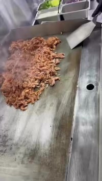 الشاورما عدنه غييييير 😍😍 مطعم الشيف رامي فرع الوشاش وانت كاعد ابيتك وي...