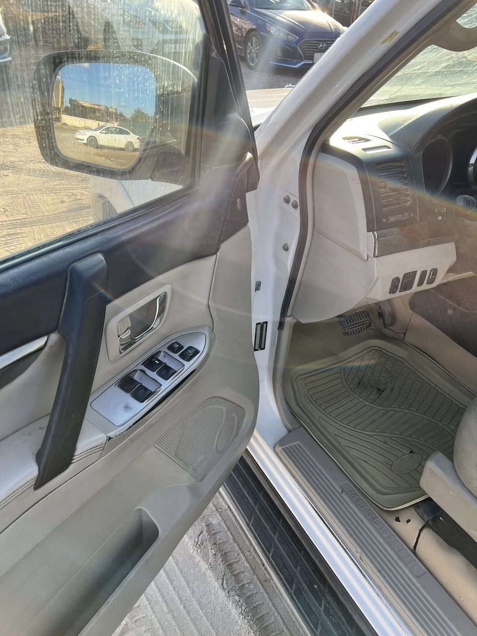 السلام عليكم للبيع باجيرو حبتور 2009 حجم المحرك 3800  رقم بغداد الجديد لون ابيض صدفي السياره نضيفه مال بيت خليجي فور ويل كشنات جلد كهربائي تدفئه تبريد مسجل دمام اشاير بل مري شفط  فتحه تبريد ثلاث قطع حساسات خلفيه السياره خير من الله بيها صبغ اربع اصابع والجاملغ الخلفي بارد الباقي مكفول السعر 127 هاتف ***********
مكان السيارة بابل
