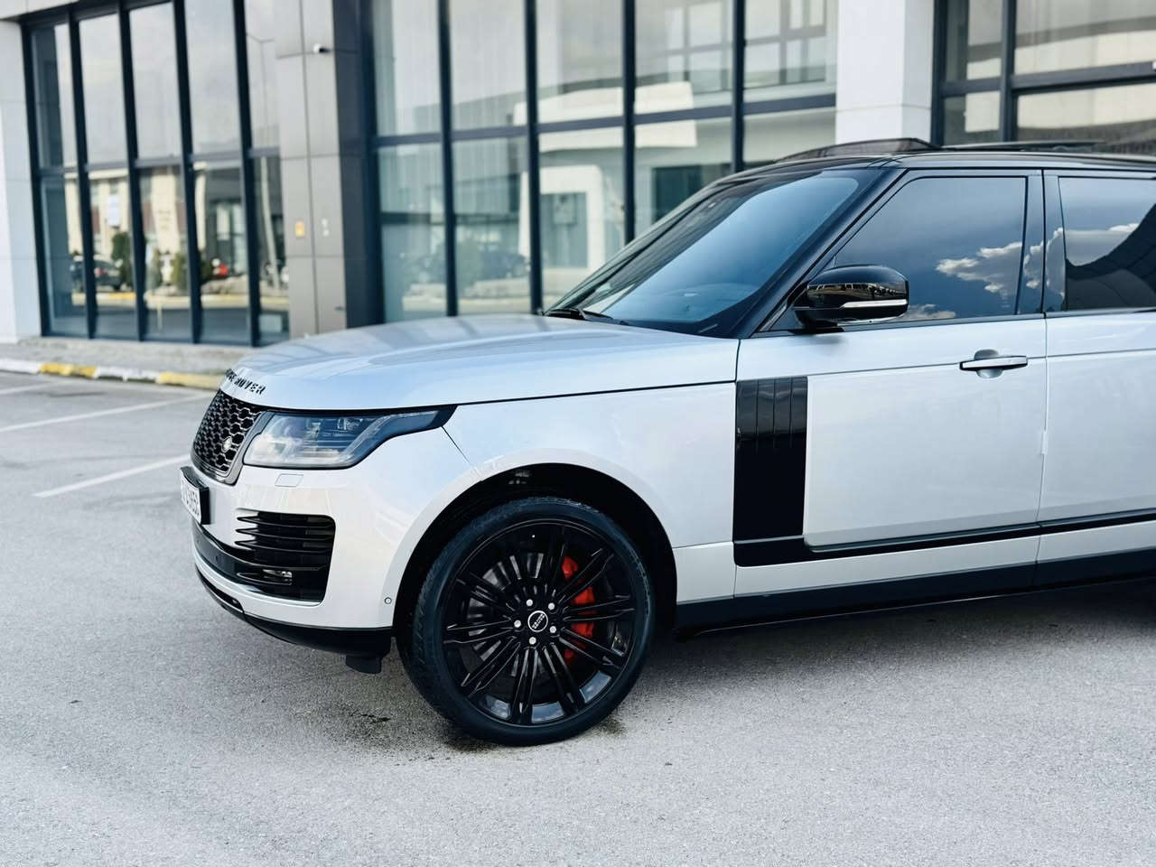 ﷽
RANGE ROVER VOGUE 2016 
▫️رانج رؤڤه ر مؤديل 2016 ڤؤگ فول مواصفات
🔹 فول مواصفات مواصفات بلاك زمان دولي
▫️سيارة كامل داخل و خارج محدث 2021🔥📦

◻️محريك V8 5.0L تمانية سلندر سوپر جارج مرغوب
🔹گير و محريك بشرط فحص
بدون صوت و بدون صرف بدون خلل
🔹ماشية  57 الف حقيقي

◻️ سيارة كلين فقد ( بنيت صبوغ بسبب محدث ) 
🔹سيارة جديد حيل حيلوة نضيفه 📦
🔹سيارة كاكل داخل و خارج محدث 2021

◻️مواصفات فول معروفة
🔹{ بصمة - پانوراما - داخل احمر - رادار -  دوسات كهربا - خمس كاميرا - صندوق شفت - باب صحب - كشنات تتفيئة و تبريد - كشن مصاج - كشن و ستيرن خزن - ستيرن تتفيئة - بغاغ لايت - مراي شفت - تبريد مركزي - بعد }

◽️اربع تاير ويل جديد ويل بلاك
🔹دبل و جوبليسات كل بشرط
🔹سيارة شرط بدون اى نواقص گير و محرك و حدادي و كاهرباى كولة بشرط
🔹سنوي و رقم و هزة جديد سنوي بأسمي
🔹 نفسي يوم / تحويل و كاله حاظر
🔹 مكان_🌆 سليماني

◽️سعر_ 289$🔐🔥🔥
◽️موبايل_ ***********
____________________________________
