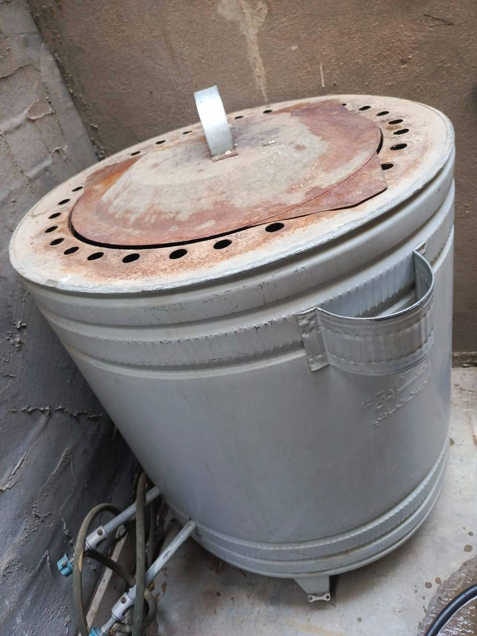 قنفه نفرين ب٥٥ والديوان ب١٥٠ مع كاربد رصاصي قطعتين ٦في٢ وتنور نوعيه ممتازه ب٣٥ ومفرش طبلات رصاصي ٥ قطع ب١٠ مكان الدوره ***********
