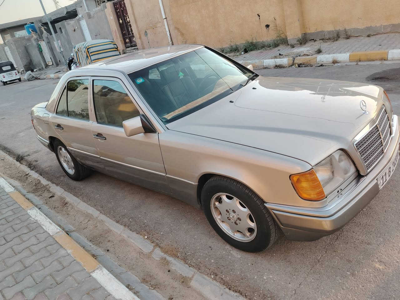 مارسيدس دب 89 محدث 91 كير ومحرك بلاد مشروط
صبغ عام جماليه 
حداديه جديده
تبريد ويه السويج
تخم تاير جديد
رقم بغداد باسمي تحويل ثاني يوم سنويتها لنهاية 2027 
هزه كامله 
سياره كلشي بيها جديد وشغال ماناقصها برغي
السعر 65 وبيها مجال 
***********
***********
مكاني واسط قضاء الحي
