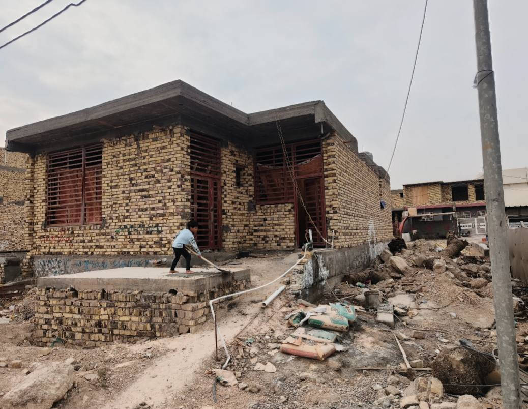 سلام عليكم هيكل للبيع المساحة 180م غرفتين نوم وكلدور وصالة ومطبخ وصحيات مي ومجاري كامل درجة اولى وحدادية كاملة فول ارتفاع البناء 3.60 قريب على شارع 100 بناء درجة أولى تعبان عليه السعر 85 للاستفسار الاتصال *********** واتساب
