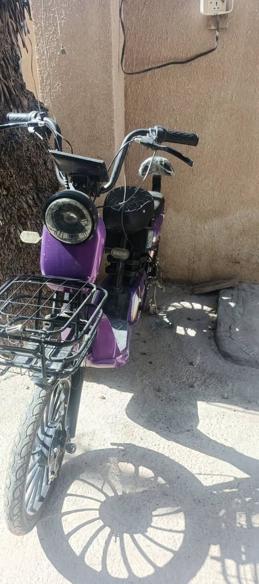 سلام عليكم دراجه شحن للبيع بطاريات اربعه جدد باسكل جديد مكفول من كهربايت من اكلوب شغلال اشاير يمنه يسره اتقبط سكليتر تمشي 99ابريكات قوايات السعر خاص واتساب  لستفسار ***********
