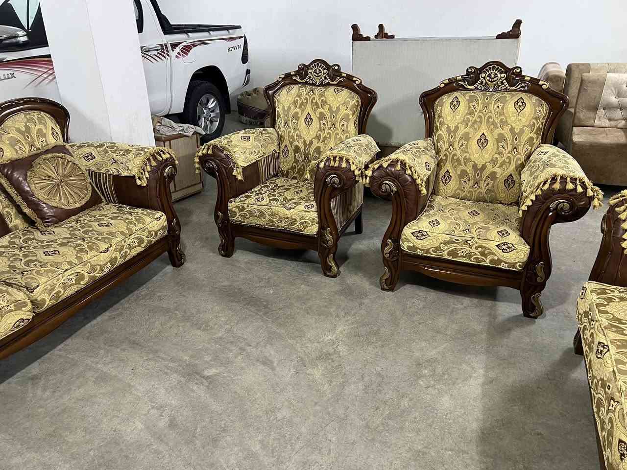 ئەم تاقمە مەلیکیە بۆفرۆشتن
فول کلاسیکیە بێعەیبە 
هەر بەلۆکی ماوە 📦
ژ.م***********
