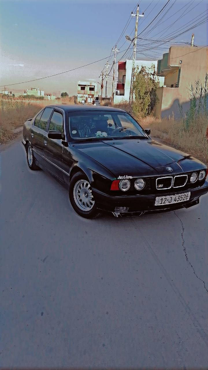 سلام عليكم للبيع BMW اسود كحلي حجم 520 موديل 1991 كير محرك كبس شرط اربع تايرات جدد سياره بيها طخه بجاملغ الخلفي سنويه 2031 سياره بسمي شرط التحويل سياره مكفوله السعر 62 وبيها مجال للاستفسار الاتصال ***********
