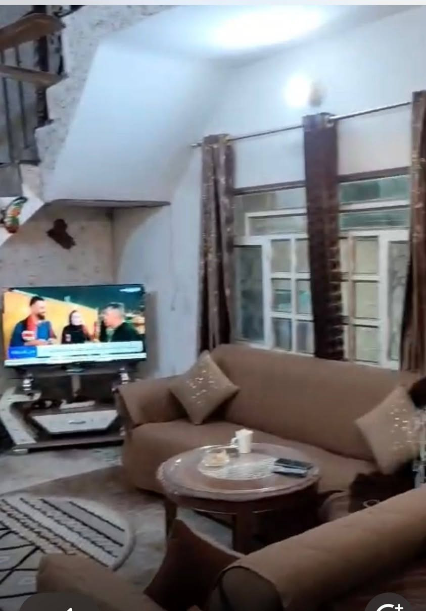 السلام عليكم
بيت للبيع مساحته 200م طابقين يحتوي على 4غرف نوم 
مع كراج للسياره
صحيات عدد 2
في ابو غريب منطقه الشهداء 
هاتف للتواصل ***********
