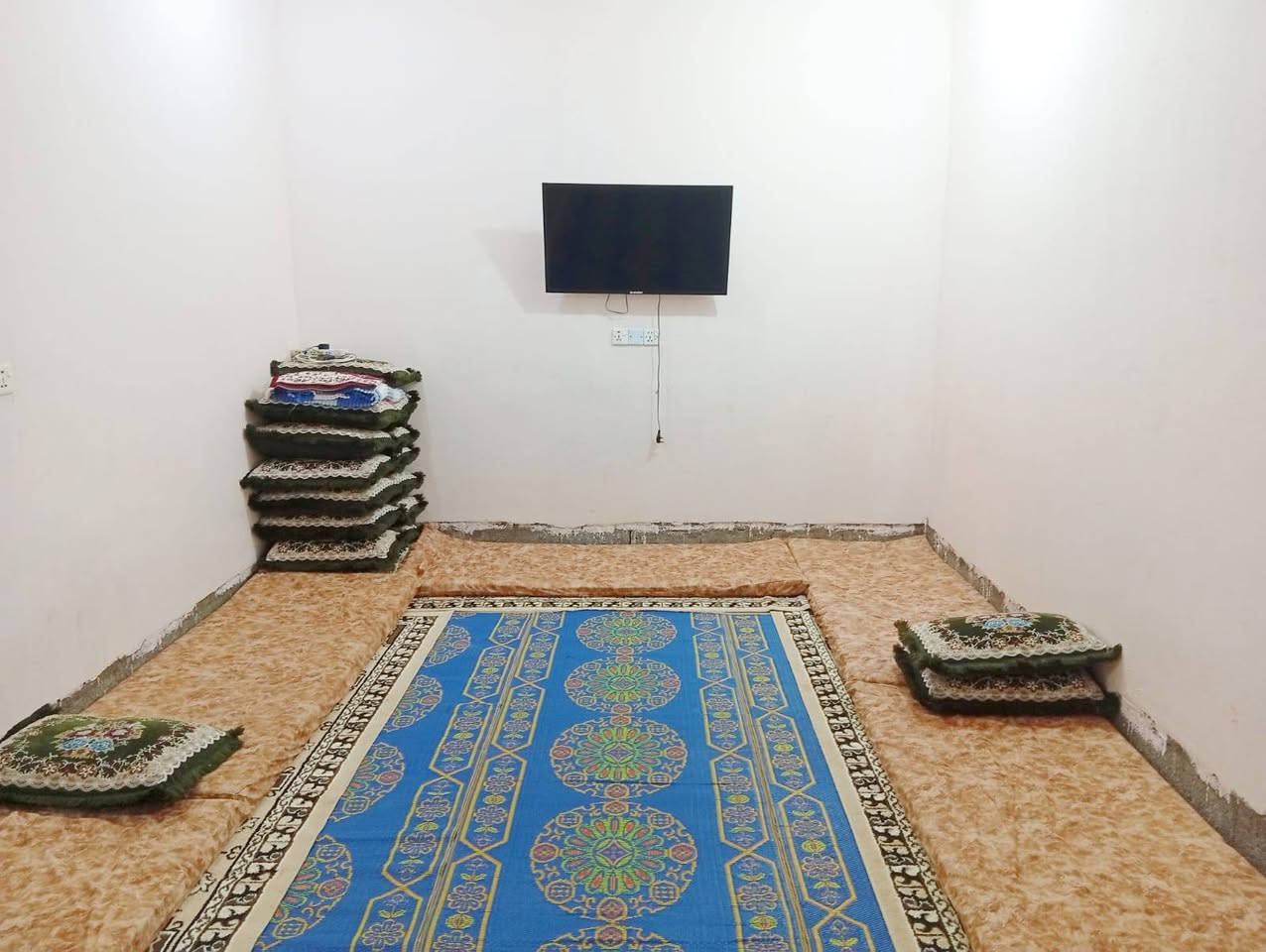 بيت للبيع يحتوي على ديوانيه وهول وغرفه ومطبخ وصحيات المساحه 200متر  في حي الزيتون للا ستفسار الاتصال بالرقم ***********
