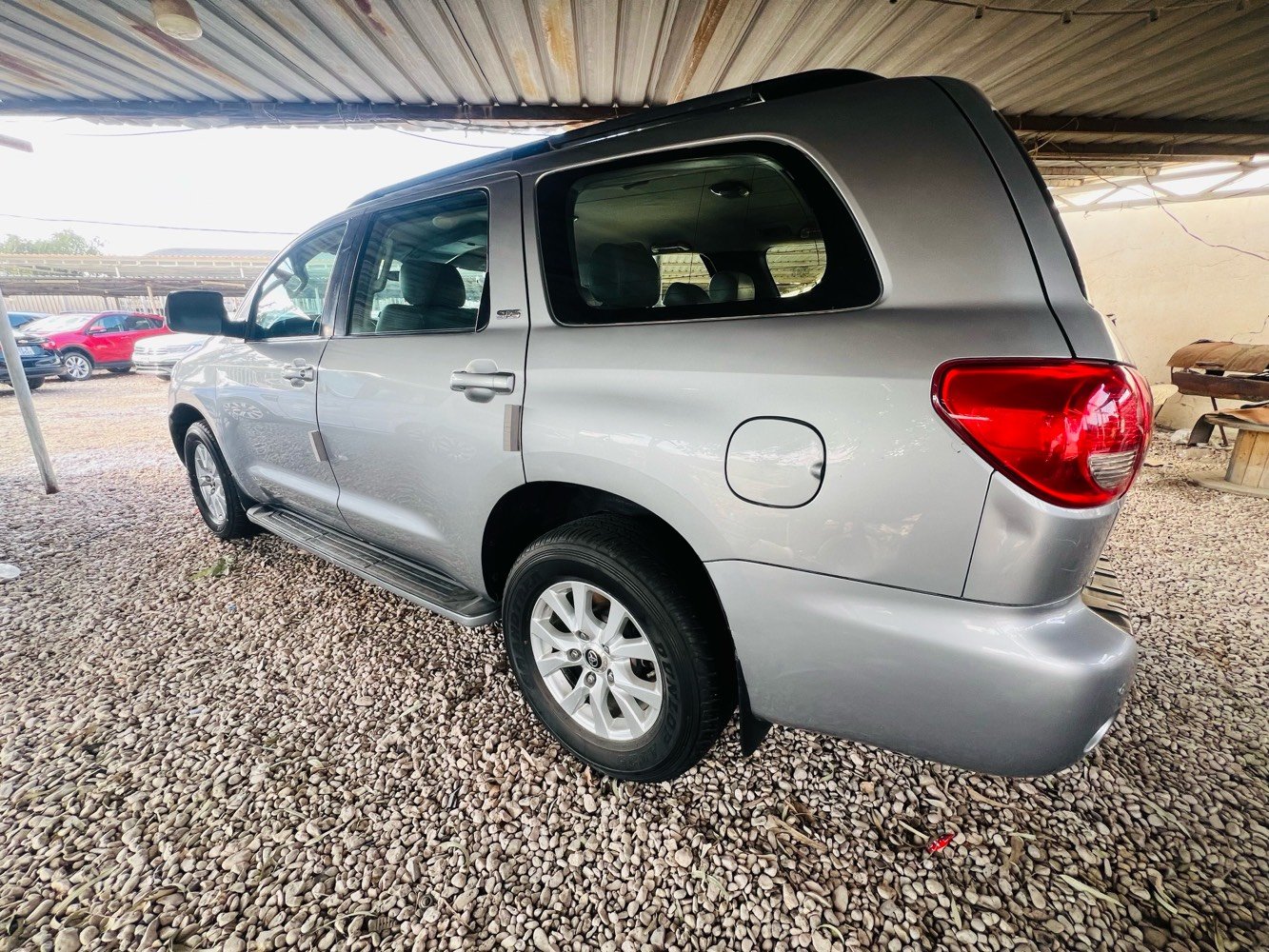 بسم الله الرحمن الرحيم 
تويوتا سيكويا 2009وارد امريكي حادثها كلش بسيط يم اللايت شويه من الجاملغ وشويه من البنيد فول مواصفات عدا الفتحه لوي بلادي موجوبلس مكينه كير حداديه تخم تاير تبريد تدفئه كهربائيات كله بشرط ماشيه@160رقم بغداد انكليزي باسمي فحص وهزه وسنويه كله جديد السياره نظيفه حيل ومامتعوبه
السعر160$عنواني كربلاء وللاستفسار اكثر
***********