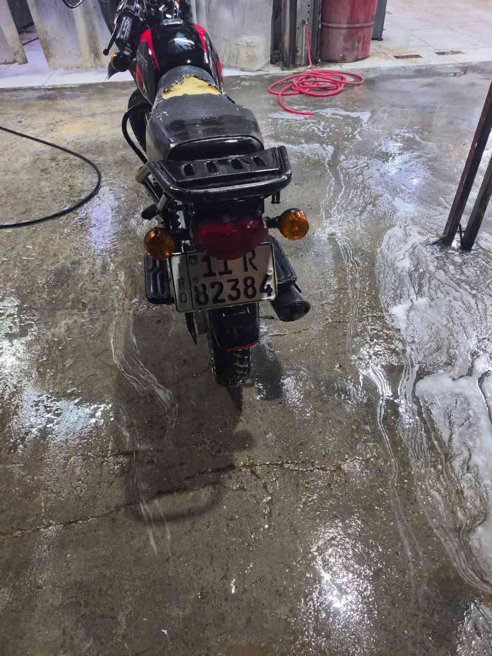 سلام عليكم 
دراجة بوكسر موديل 23 الدراجة كلها على وضع الشركة حتة تايراتها مال الشركة المكينة بلادية برغي ما مفتوح بيها مرقمة رقم بغداد الانگليزي تحويل ثاني يوم والدراجة خير من الله وكلشي موضح بالصور بيها تبخير خفيف مال لاستيك ولف كهربائياتها كاملات زلغ مابيهن مكاني الدورة شارع 60 وسعرها 2500 يعني مليونين ونص وبيها مجال 
*********** وهذا رقمي
