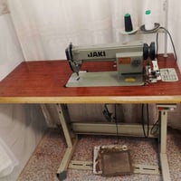 مكينه خياطه للبيع من شركت JAKI مكينه نضيفه خياطته حلو ما بيه نقص السعر...