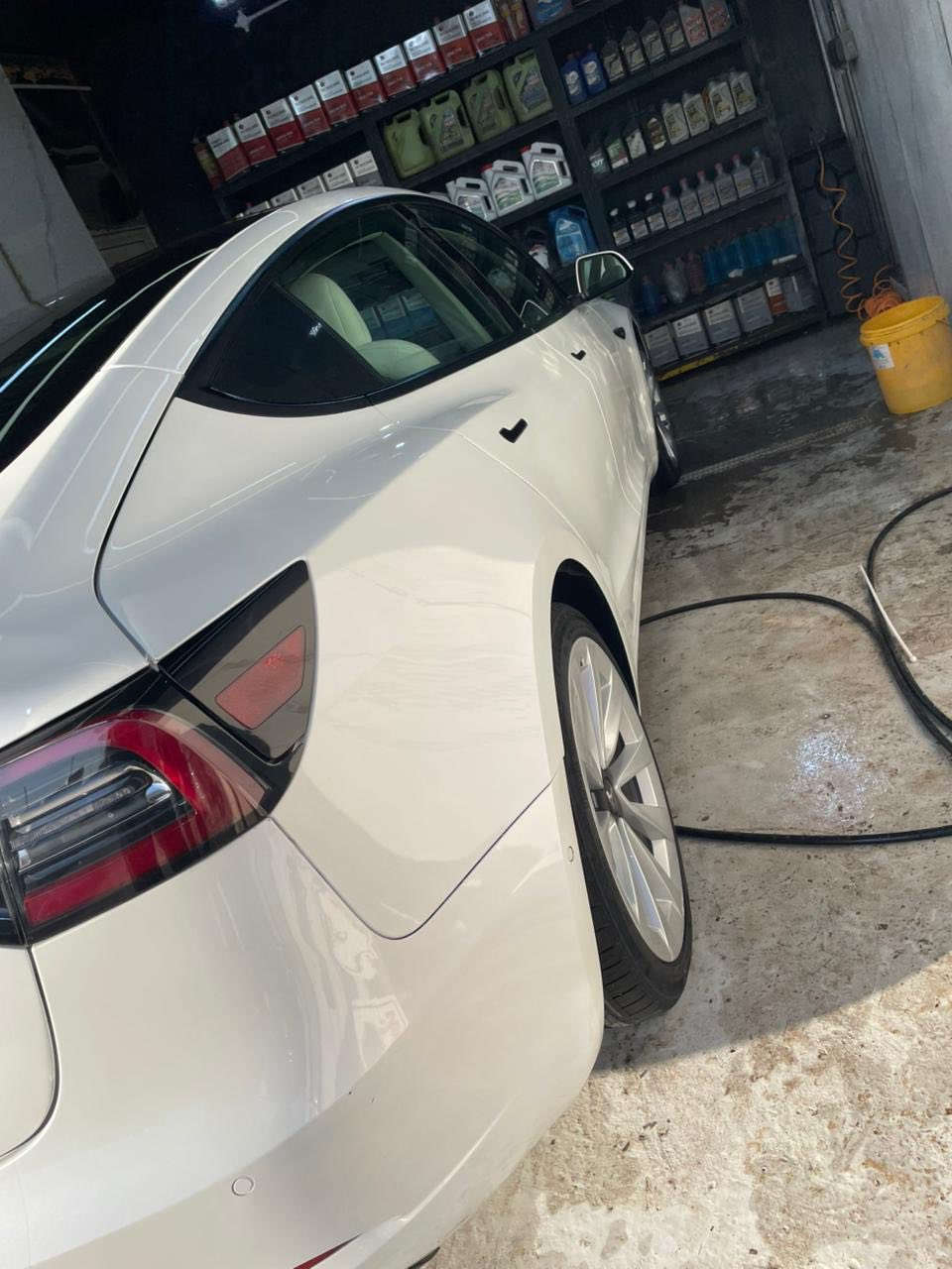 سلام عليكم اخوان  تيسله البيع موديل ٢٢. ماشيه ٧٧  ميل. كيلو ما اعرف  السياره بيه بس بيهه صبغ بس  الجنطه مو كله بس اليم الرقم  السعر   ١٧٥ ورقه الستفسار ***********
