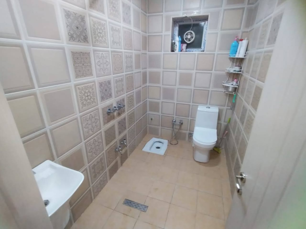 دار للبيع البعيثه السلطان الاول شارع المدارس مساحه 120متر واجهه7,50نزال 16شارع عريض 10خدمات كامله بي ثلاثه غرف نوم الستفسار على هذا الرقم. ***********,,,,,***********
