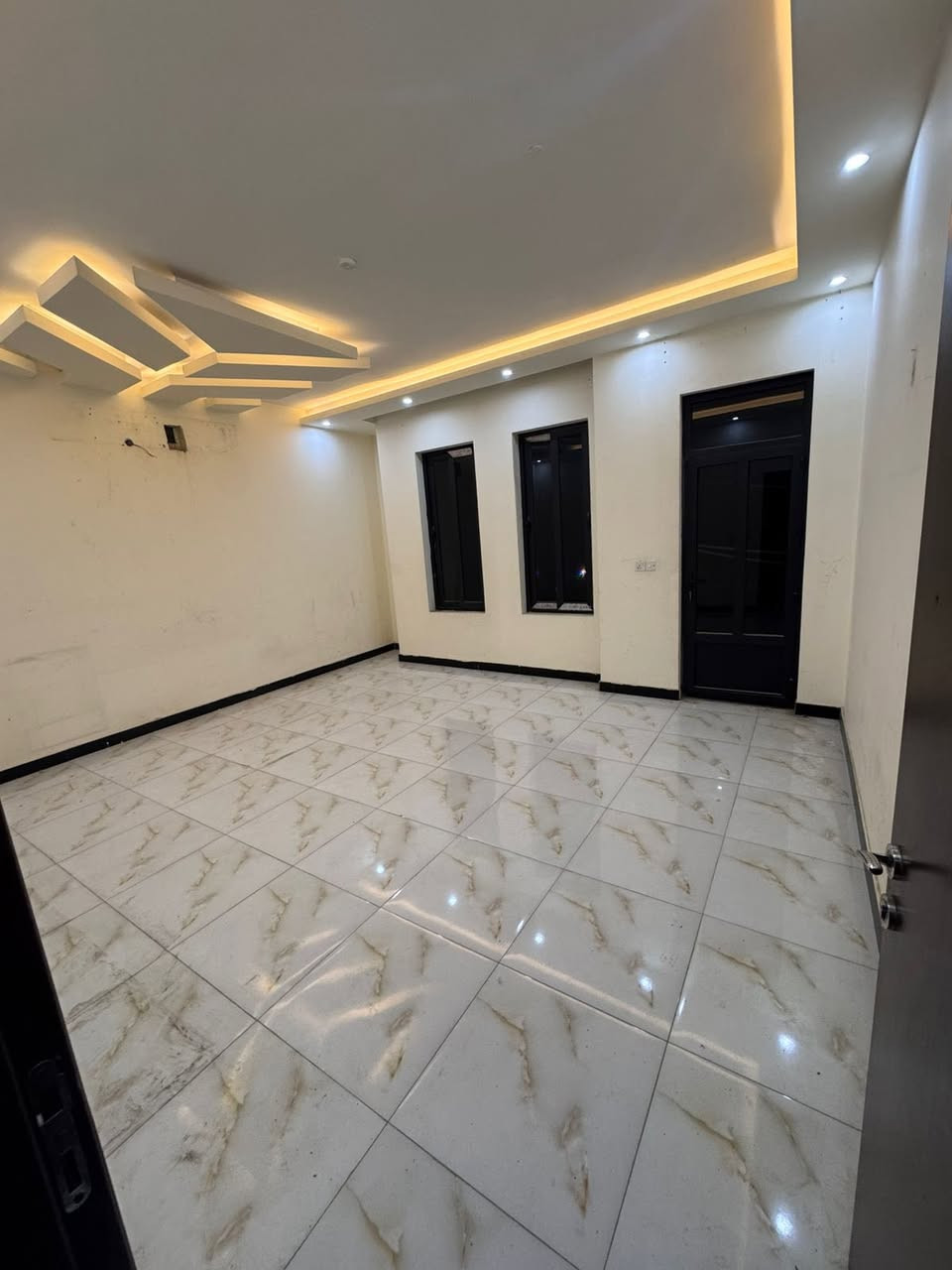 #لـلايـجـار فـي السيـديـة

بيت مودرن 90م يحتوي على 
ثلاث طوابق اربع غرف نوم وصالة ومطبخ وخدمات صحيـة .

يسلم الدار مصبوغ كامل بدون اي نقص . 

لـلاستفسار : *********** متوفر واتساب .

بأمكانك عرض عقارك عندنا 
زبائننا الكرام نستقبل كافة عروضكم وطلباتكم 

#مكتب_القيسي_للعقار_والأعمار
شارع المركز مقابل مستلزمات التفاح الاخضر .
