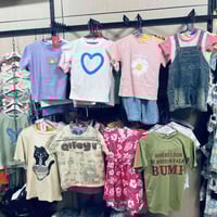 ملابس اطفال واحذيه اطفال وشباب متواجده خدمه توصيل داخل المجمع ومكياجات...