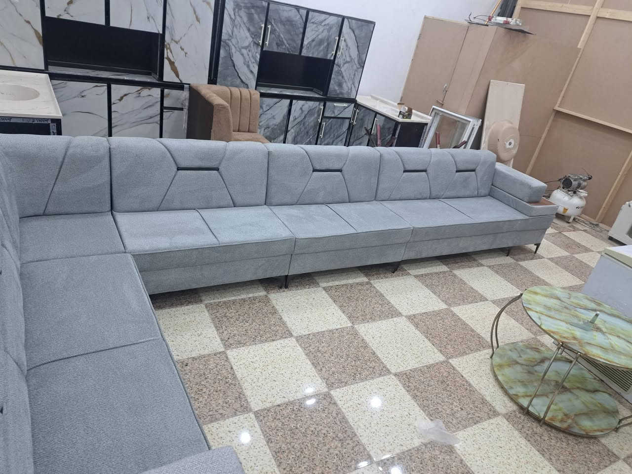 تخم مودرن تفصال درجة اولى خشب بلاويد اسود الضهر خشب جام روسي الاسفنج طبي امتياز اول  طول التخم ٧ ونص رجلين حديد درجة اولى 375 العنوان مقابل ملعب #الشطره الولمبي.  مجمع بركات الصادق. #رقمي ***********
