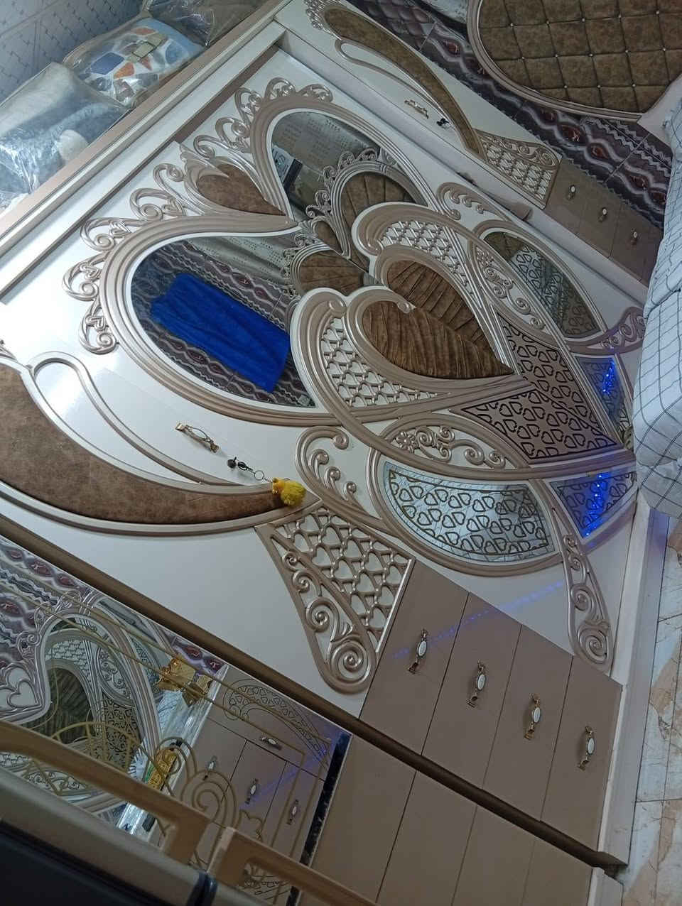 السلام عليكم غرفة نوم تركي 8 قطع حجم جبير مستخدم منه بس الكنتور والجرباية وميز توالت والباقي بالكارتون مامستخدم لان مكان زغير سعره 750 وبيه مجال بسيط ***********
