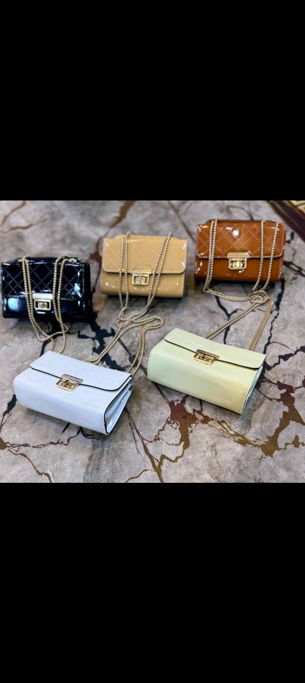 مجموعة متميزة من الحقائب النسائية بتصاميم أنيقة ومتنوعة تناسب جميع الأذواق. متوفرة بألوان وأنماط خلابة لتضفي لمسة من الأناقة على أي إطلالة.