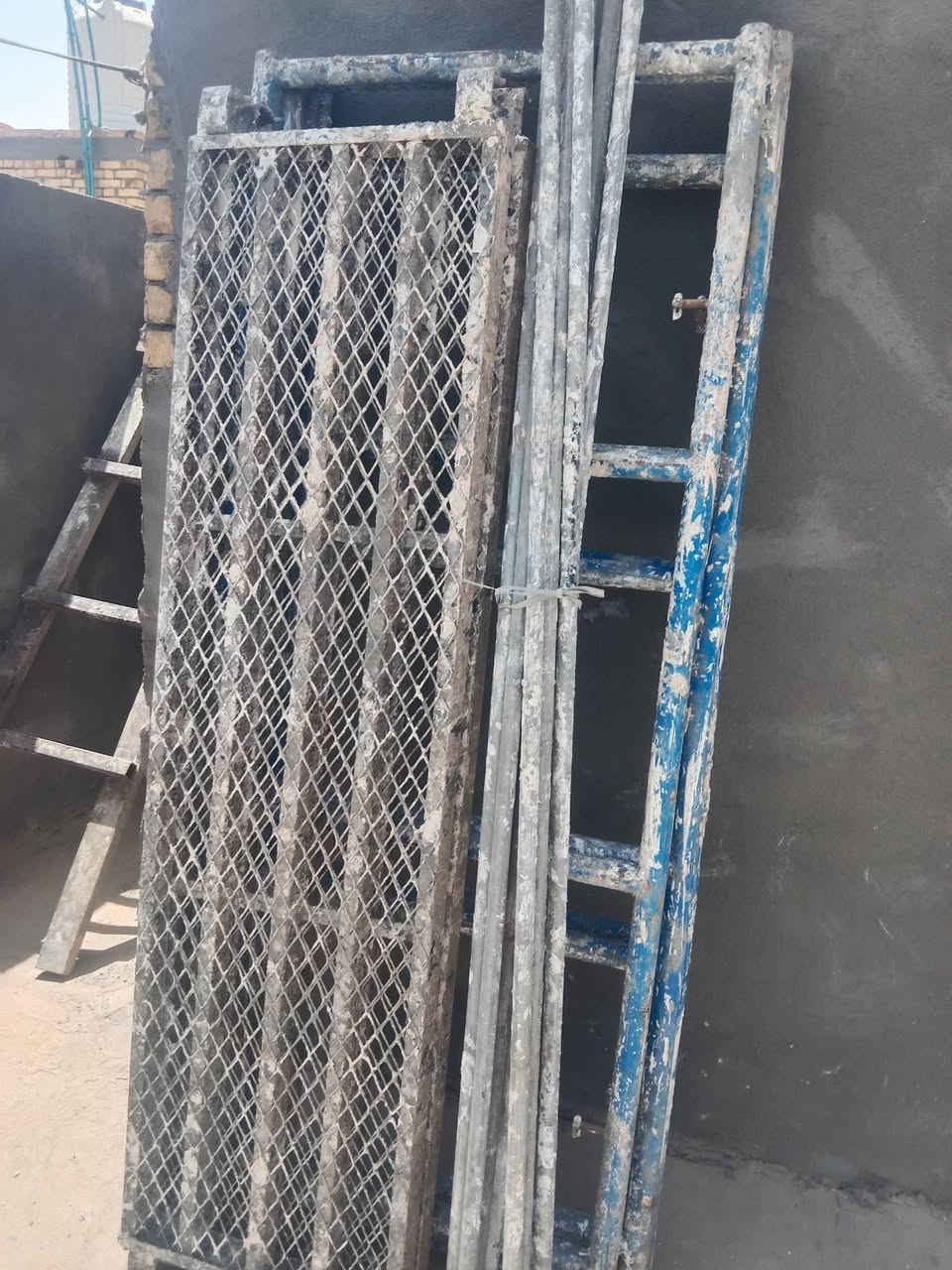 سكلات جدد اسكافان اقفاص عدد2 للاستفسار *********** سعر ١٢٠ و برميل ماء سعر ١٠ منطقة طليعة قرب جسر سريع
