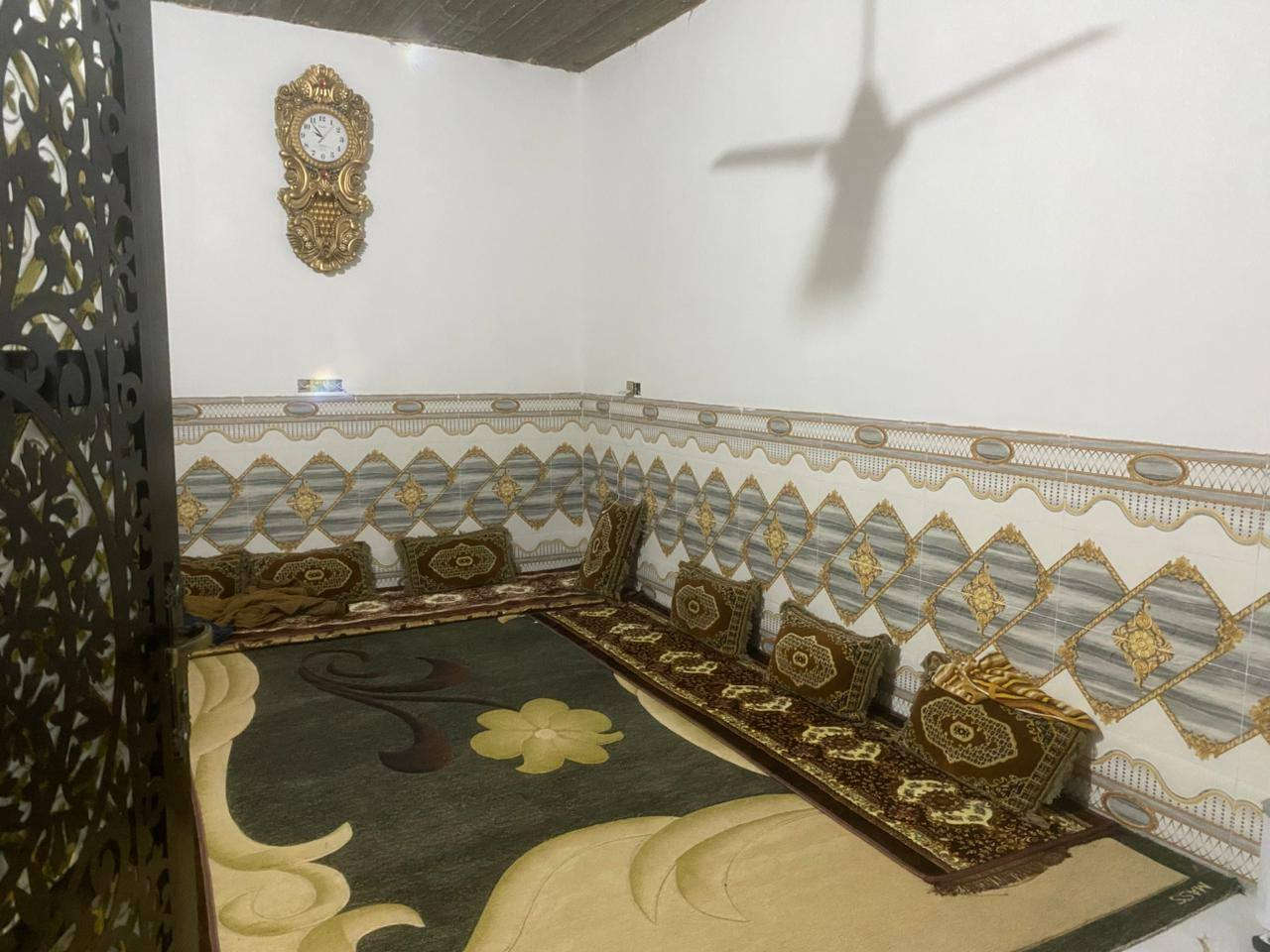 السلام عليكم 
البيت مساحة 150 متر 5*30 طابقين الاول معزول عن الثاني درج خارجي صدر طير  الطابق الاول غرف نوم عدد 2 +استقبال +صالة +حمام +مطبخ 
وصحيات خارجية 
والطابق الثاني ; غرفة نوم + استقبال +صالة+مطبخ +حمام +صحيات  في الديوم ال ١٢ الف البعيدة بالبداية يبعد عن شارع ٣٠ السايدين 50 متر فقط خدمات كاملة مي وكهرباء ومجاري البيت ناقصه فقط واجهيه وسقوف ثانويه الطابق الثاني 
السعر المطلوب ٧٥ وبي مجال
الاتصال ***********
