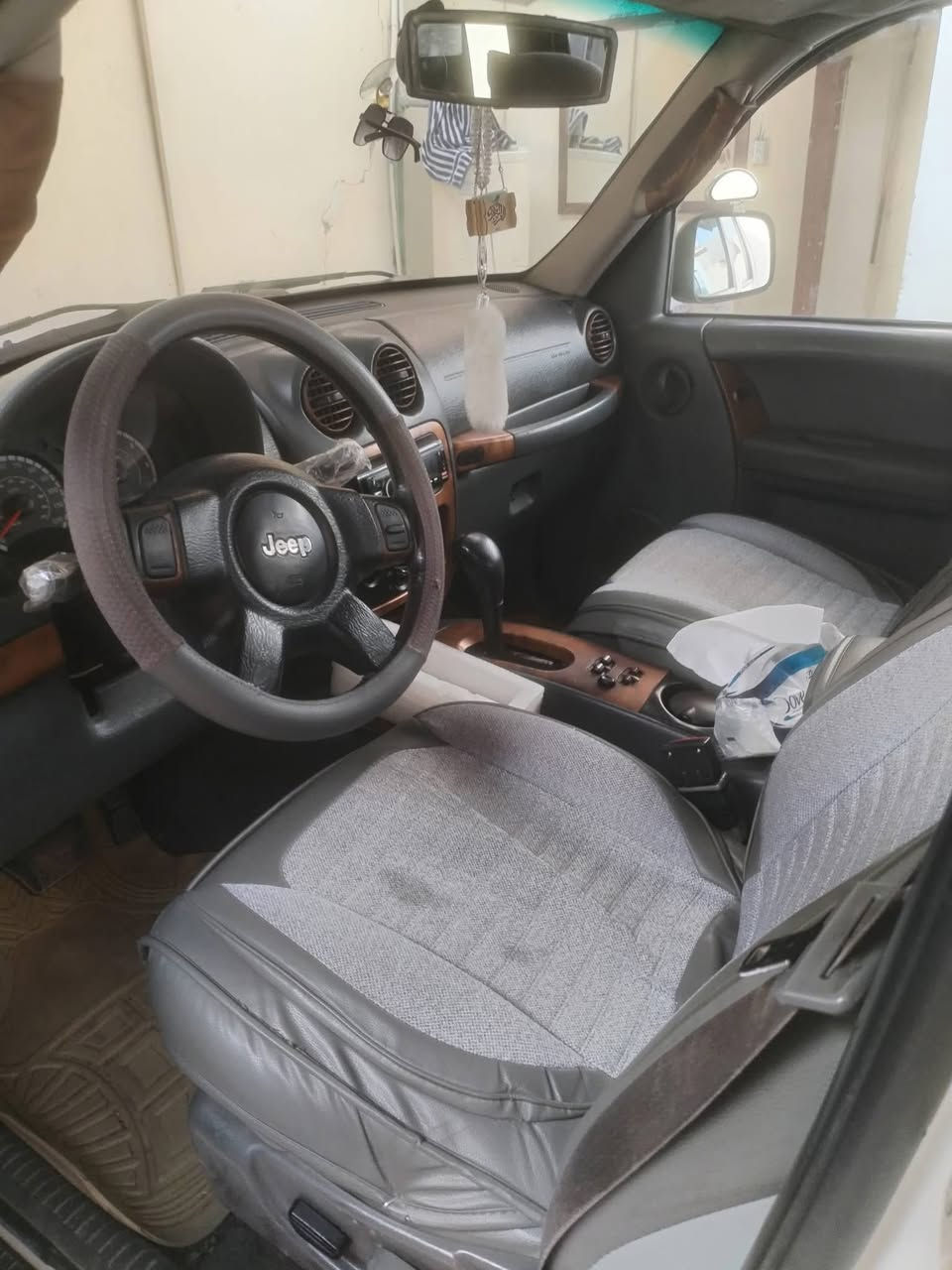 سياره جيب لبرتي 2006  رقم دولي سعر  70 ورقه بسمي ورقه بانزين ويا مكان طوز خرماتو ***********
