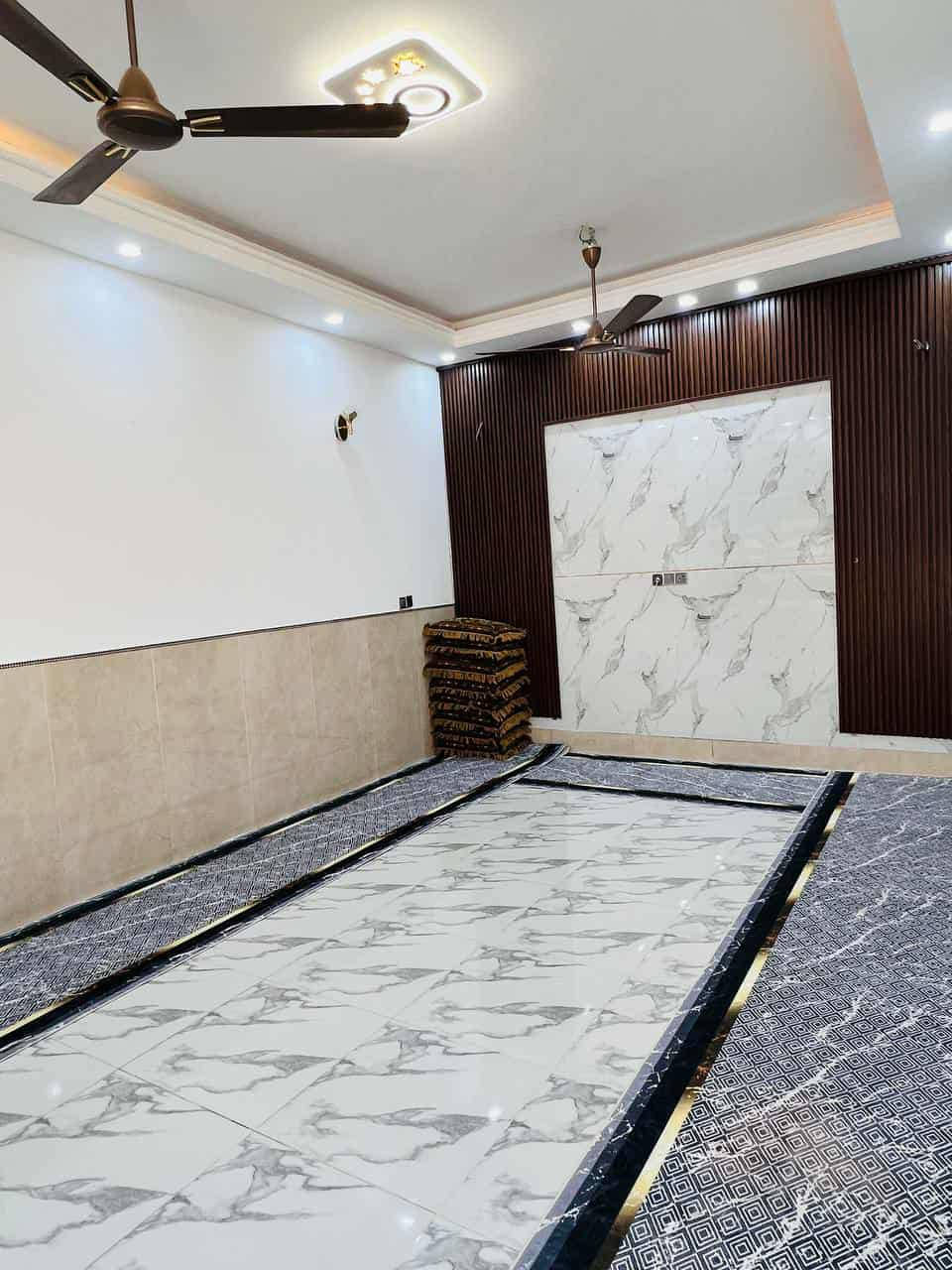 السلام عليكم بيت للبيع طابو زراعي سند 25 المساحه 200 م يحتوي على غرفة نوم عدد 2 +صاله + استقبال+ مطبخ  العنوان حي الأمين الثالثه خلف معمل الكاشي للاستفسار ***********
