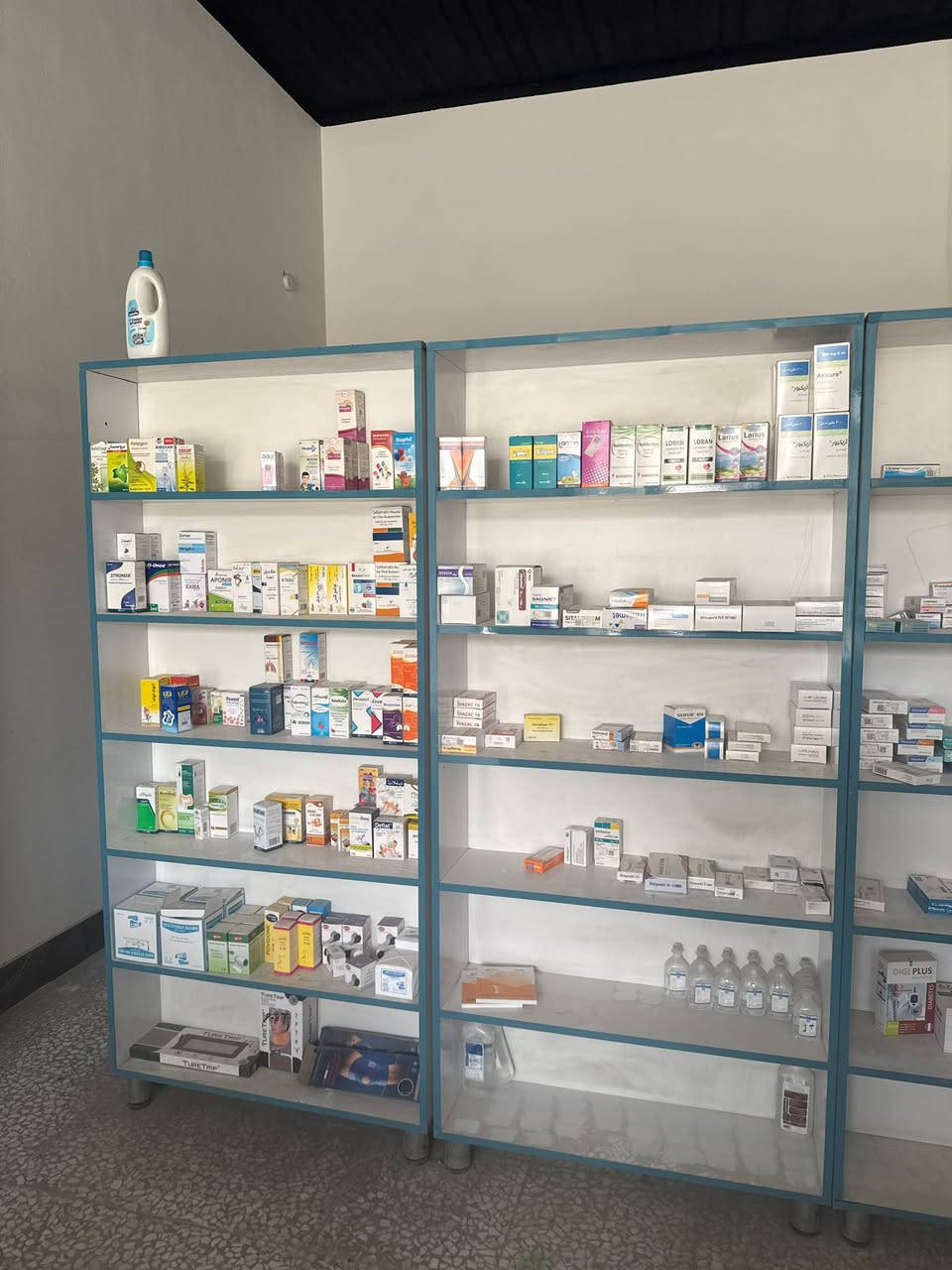 فاترينات صيدليه 12   قطعه تحتوي زاويه وميز صغير  تنفع لصيدليه او لمحل كوزمتك طوله مترتين وربع وعرض متر ونص   نوع ثقيل السعر مليون


**إذا كنت صاحب هذا الإعلان وتريد حذفه لأي سبب، رجاءا أرسل رسالة إلى الدعم الفني**