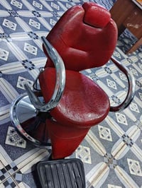 كراسي حلاقه عدد 2 بحاله جيده كما موضح بالصور السعر 170 مكاني بغداد الب...