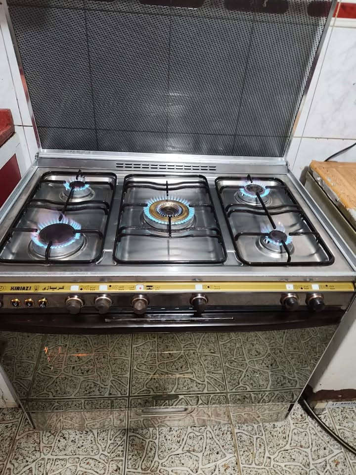 طباخ كريازي ٥ عيون نظيف كامل كهرباء و غاز شغال جداحة شواية كلوب سعرة ٣٠٠ وبي مجال المكان الدورة واكو توصيل ب كروة ***********
