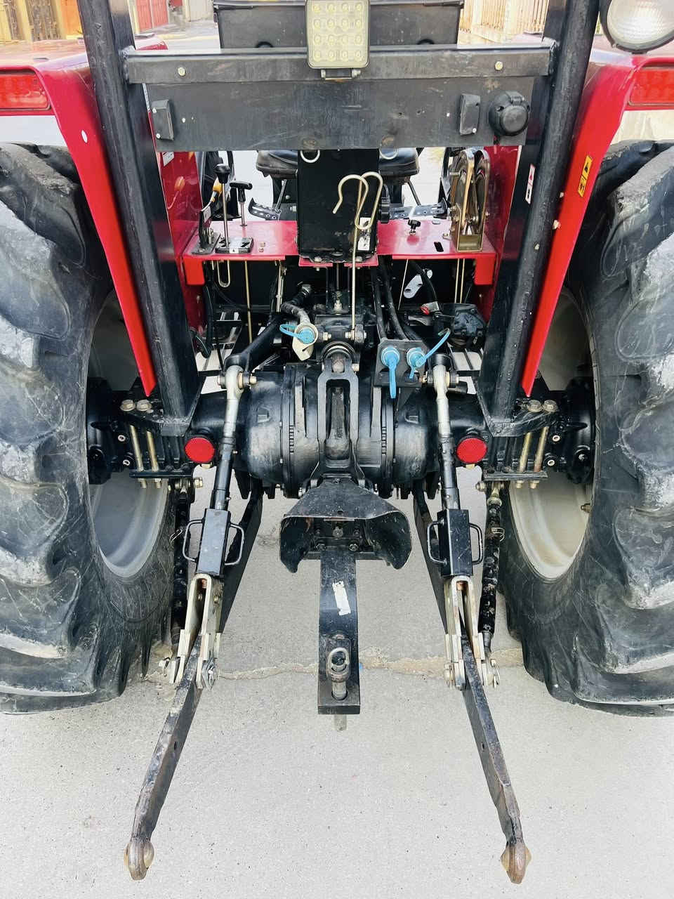 سەرەتابەناوی خواگەورەمیهربان ئەم تراکتۆرمان هیە بۆفرۆشتن هەمووگیانی شەریک 1700سەعات ئیشی کردوە سفرسفر پوحاری نیە سەرفی نیە تەنانەت پەم پەکشی نەکراواتۆ مۆدێلی2018 ڕەقم سلێمانی ماشەاللە ژمارەتیل)))***********)))***********
