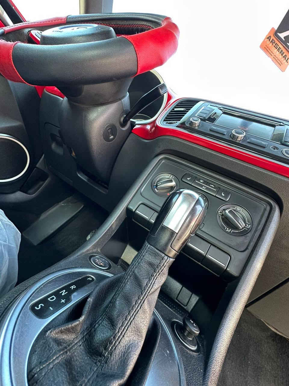 للبيع بيتل ٢٠١٣ فول مواصفات حادث بس دعاميه بدون ايرباك مكينه ٢٥٠٠ ماشيه ٨٨ بعدها جديده بدون اي نقص مكاني بغداد السعر ٩٥ بي مجال الهاتف ***********
