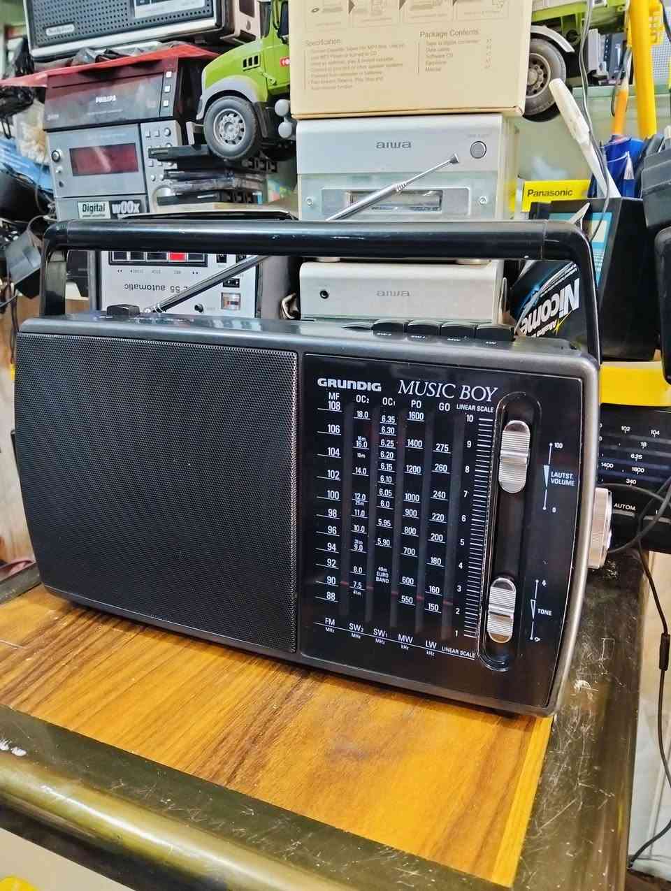 راديو كروندك GRUNDIG BOY 170 
صناعه ألماني صنع سنة 1985 
جهاز بلادي غير داخل تصليح 
موجات الراديو FM MW SW1 SW2 LW 
سحب ممتاز للمواجات صوت عالي ونقي 
يعمل كهرباء 220 وباتري كبير عدد 4 
أبعاد الجهاز عرض 33 سم ارتفاع 20 سم 
يوجد فديو بالمنشور يوضح التشغيل 
للحجز والاستفسار المراسله على الخاص


**إذا كنت صاحب هذا الإعلان وتريد حذفه لأي سبب، رجاءا أرسل رسالة إلى الدعم الفني**