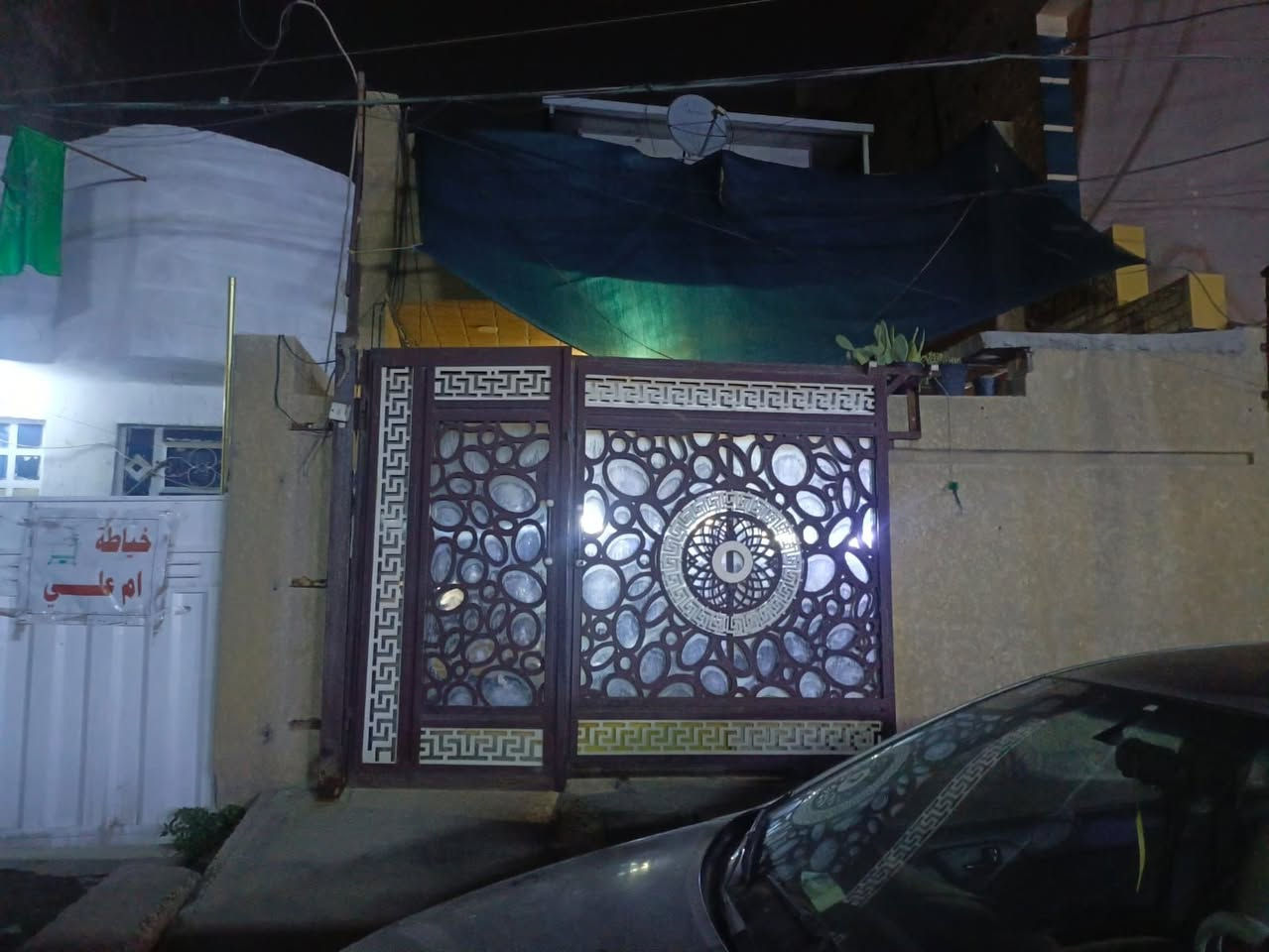 السلام عليكم بيت للبيع 130 متر واجهه 6متر ونزال 21,5 متر بناء حديث سنه 2020 البيت كله مرمر نقوش مغربيه جديده غرفتين نوم وحده سويت عال من الشارع قرب مجمع الحياة الطبي ***********
