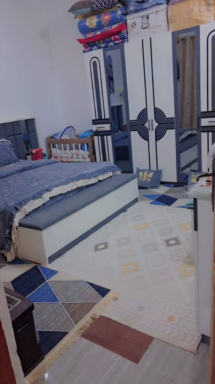 سلام عليكم بيت خلفي للبيع بحي الحسين بيت قاطين لقاط جوه بي ديوانيه وصالاء وغرفه ومطبخ وصحيات لقاط ثاني بي غرفتين وصالاء وصحيات سعر 150 رقم تلفون ***********
