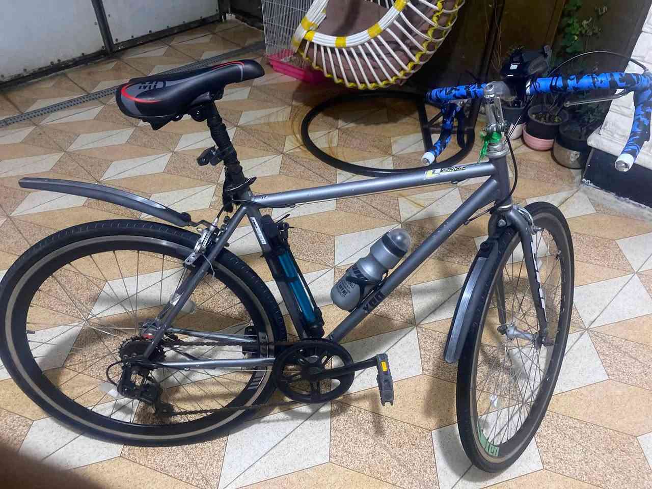 🚲 دراجة هوائية هجينة (هايبرد) للبيع 🚲
📋 المواصفات الفنية:
• الهيكل (الفريم): ألمنيوم، لون رمادي، ماركة YDD.
• المقود (الستيرن): رياضي (Drop Bar) مغلف بـ لاصق أزرق مموه.
• نظام السرعات: شفتات خلفية شيمانو (Shimano) - نظام سرعة أحادي أمامي (Single Chainring).
• المكابح (البريكات): بريكات لقاطات (Rim Brakes) أمامية وخلفية.

📦 الملحقات المرفقة:
• مصباح أمامي قوي جداً (متعدد الوظائف: يعمل كـ كشاف طريق، وقاعدة لتثبيت الهاتف، وشاحن للهاتف أثناء القيادة في نفس الوقت).
• مصباح خلفي (بك لايت) للتنبيه لضمان السلامة أثناء القيادة الليلية.
• مطارة ماء مع الحامل الخاص بها.
• منفاخ يدوي صغير مثبت على الفريم.
• دروع طين (مدغارات) أمامية وخلفية.
• جك جانبي للوقوف وعاكسات ضوئية على السيم (العجلات).

⚙️ الحالة: الدراجة بحالة ممتازة وجاهزة للاستخدام مباشرة.

---
💰 السعر: 200 ألف دينار (وبيها مجال بسيط للشراي)
📍 المكان: بغداد
📞 للاستفسار (اتصال أو واتساب): ***********
