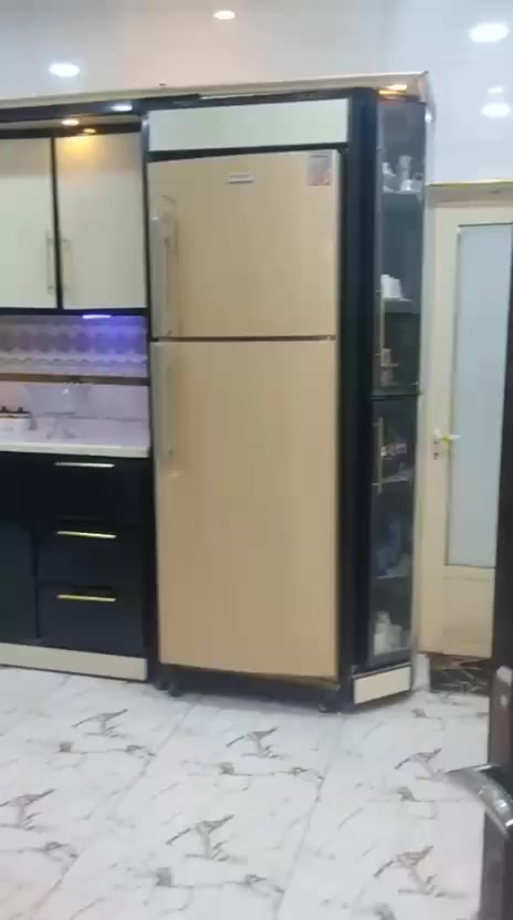 بيت للبيع المساحه 150 في منطقه الثوره قرب مفوضيه الانتخابات يصير خلف الاقسام الداخليه سابقا 
الطابق الاول يتكون من صاله وغرفه نوم وديوانيه ومطبخ بارد ومطبخ حار وصحيات داخليه وخارجيه
الطابق الثاني يتكون من 4 غرف نوم وصاله وصحيات 
الطابق الثالث  يتكون من غرفه نوم  وبيتونه
للاستفسار الاتصال على الرقم 
***********
